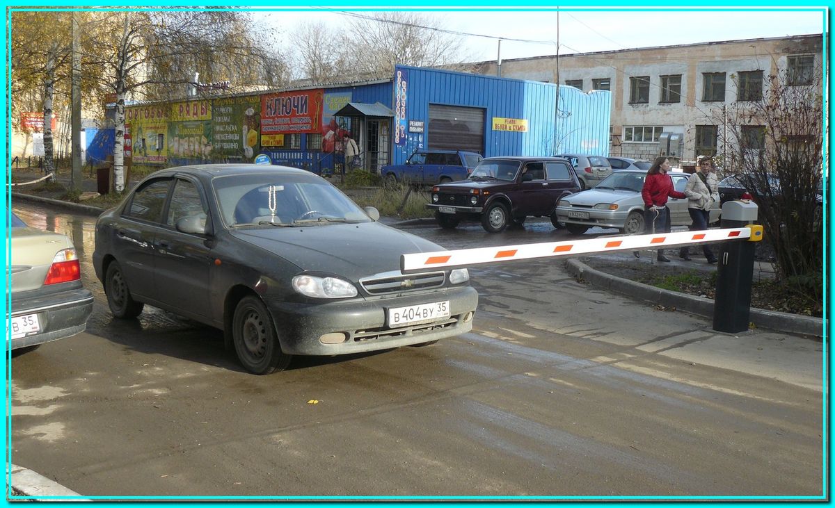 У поликлиники N4 в Вологде установили шлагбаум | Парковка